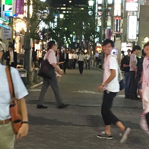赤坂田町通りの夜の歩行者天国を行く風俗営業行政書士