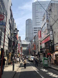 道玄坂二丁目からセルリアンタワーを望む。渋谷の風俗営業は行政書士渡辺人支事務所へ