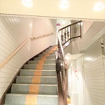湯島、真っ白なバーは階段も白い。湯島、上野の風俗営業許可申請はダントツの行政書士渡辺人支事務所へ！