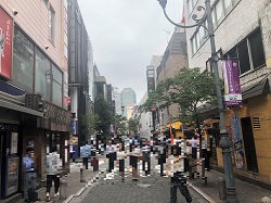 お昼の赤坂田町通りは歩行者天国、赤坂の風俗営業許可申請はダントツの行政書士渡辺人支事務所へ